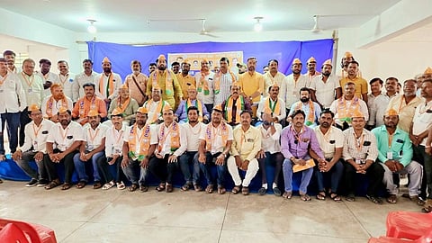 ವಿಜಯಪುರ ನಗರದ ಬಿಜೆಪಿ ಕಚೇರಿಯಲ್ಲಿ ನಾಗಠಾಣ ಕ್ಷೇತ್ರದ ಬಿಎಲ್‌ಎ-2ಗಳ ವಿಶೇಷ ಸಭೆ ನಡೆಯಿತು. ಸಂಸದ ರಮೇಶ ಜಿಗಜಿಣಗಿ, ಪರಾಜಿತ ಅಭ್ಯರ್ಥಿ ಸಂಜೀವ ಐಹೊಳೆ, ಜಿಲ್ಲಾಧ್ಯಕ್ಷ ಗುರುಲಿಂಗಪ್ಪ ಅಂಗಡಿ ಇತರರಿದ್ದಾರೆ.