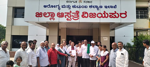 ವಿಜಯಪುರ ಜಿಲ್ಲಾಸ್ಪತ್ರೆ ಶಸ್ತ್ರ ಚಿಕಿತ್ಸಕ ಶಿವಾನಂದ ಮಾಸ್ತಿಹೊಳಿ ಅವರಿಗೆ ಸರ್ಕಾರಿ ವೈದ್ಯಕೀಯ ಕಾಲೇಜು ಹೋರಾಟ ಸಮಿತಿ ಪದಾಧಿಕಾರಿಗಳು ಮನವಿ ಸಲ್ಲಿಸಿದರು. ಬಿ. ಭಗವಾನ್ ರೆಡ್ಡಿ, ಅರವಿಂದ ಕುಲಕರ್ಣಿ, ಲಲಿತಾ ಬಿಜ್ಜರಗಿ, ಮಲ್ಲಿಕಾರ್ಜುನ ಬಟಗಿ ಇತರರಿದ್ದಾರೆ.