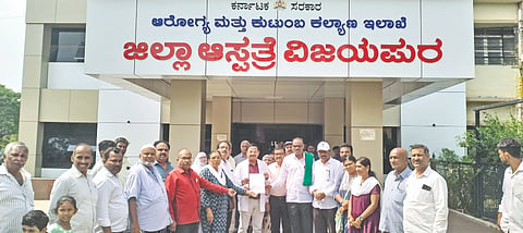ವಿಜಯಪುರ ಜಿಲ್ಲಾಸ್ಪತ್ರೆ ಶಸ್ತ್ರ ಚಿಕಿತ್ಸಕ ಶಿವಾನಂದ ಮಾಸ್ತಿಹೊಳಿ ಅವರಿಗೆ ಸರ್ಕಾರಿ ವೈದ್ಯಕೀಯ ಕಾಲೇಜು ಹೋರಾಟ ಸಮಿತಿ ಪದಾಧಿಕಾರಿಗಳು ಮನವಿ ಸಲ್ಲಿಸಿದರು. ಬಿ. ಭಗವಾನ್ ರೆಡ್ಡಿ, ಅರವಿಂದ ಕುಲಕರ್ಣಿ, ಲಲಿತಾ ಬಿಜ್ಜರಗಿ, ಮಲ್ಲಿಕಾರ್ಜುನ ಬಟಗಿ ಇತರರಿದ್ದಾರೆ.