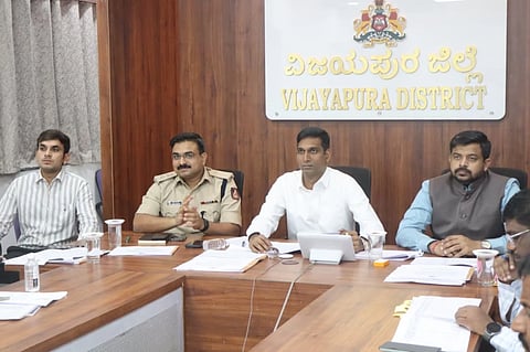 ವಿಜಯಪುರ ಜಿಲ್ಲಾಡಳಿತ ಕಚೇರಿಯಲ್ಲಿ ಜಿಲ್ಲಾಧಿಕಾರಿ ಡಾ.ಆನಂದ ಕೆ ಅಧಿಕಾರಿಗಳ ಸಭೆ ನಡೆಸಿದರು. ಸಿಇಒ ರಿಷಿ ಆನಂದ, ಎಸ್‌ಪಿ ಲಕ್ಷ್ಮಣ ನಿಂಬರಗಿ ಇದ್ದಾರೆ.
