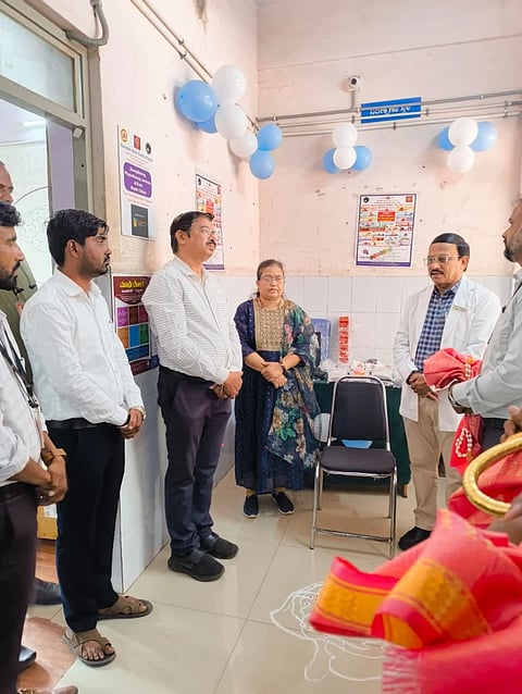ವಿಜಯಪುರ ಜಿಲ್ಲಾಸ್ಪತ್ರೆಯಲ್ಲಿ ನೂತನ ಫಿಸಿಯೋಥೆರಪಿ ಉಪಕರಣಗಳನ್ನು ಲೋಕಾರ್ಪಣೆಗೊಳಿಸಲಾಯಿತು. ಡಾ. ಶಿವಾನಂದ ಮಾಸ್ತಿಹೊಳಿ, ಡಾ. ಮಹೇಶ ಮೊರೆ, ಆನಂದ ಜೋಗೂರ ಇತರಿದ್ದಾರೆ. 
