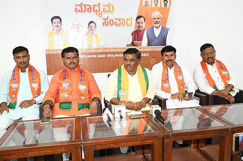 ವಿಜಯಪುರ ಜಿಲ್ಲಾ ಕಾರ್ಯಾಲಯದಲ್ಲಿ ಬಿಜೆಪಿ ಒಬಿಸಿ ಮೋರ್ಚಾದ ರಾಜ್ಯ ಉಪಾಧ್ಯಕ್ಷ ವಿವೇಕಾನಂದ ಡಬ್ಬಿ ಸುದ್ದಿಗೋಷ್ಠಿ ನಡೆಸಿದರು. ಮಂಜುನಾಥ ಮೀಸೆ, ಈರಣ್ಣ ರಾವೂರ, ರಾಜಕುಮಾರ ಸಗಾಯಿ ಇತರರಿದ್ದಾರೆ.