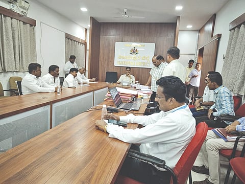 ವಿಜಯಪುರ ಜಿಲ್ಲಾಡಳಿತ ಕಚೇರಿ ಸಭಾಂಗಣದಲ್ಲಿ ಜಿಲ್ಲಾಧಿಕಾರಿ ಡಾ. ಆನಂದ ಕೆ ಅವರು ಜಿಲ್ಲಾ ಪ್ರವಾಸೋದ್ಯಮ ಅಭಿವೃದ್ಧಿ ವಿಶೇಷ ಸಮಿತಿ ಸಭೆ ನಡೆಸಿದರು. ಪಾಲಿಕೆ ಆಯುಕ್ತ ವಿಜಯಕುಮಾರ ಮೆಕ್ಕಳಕಿ, ಜಿ.ಪಂ. ಮುಖ್ಯ ಯೋಜನಾಽಕಾರಿ ಸಿ.ಬಿ. ಕಂಬಾರ, ಪ್ರವಾಸೋದ್ಯಮ ಇಲಾಖೆ ಉಪನಿರ್ದೇಶಕ ಅರವಿಂದ ಹೂಗಾರ ಇತರರಿದ್ದಾರೆ.