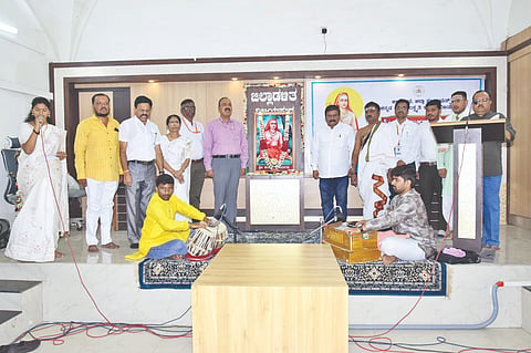 ವಿಜಯಪುರ ನಗರದ ಜಿಲ್ಲಾಡಳಿತ ಕಚೇರಿ ಸಭಾಂಗಣದಲ್ಲಿ ‘ಶ್ರೀ ಆದಿ ಶಂಕರಾಚಾರ್ಯರ ಜಯಂತಿ’ ಆಚರಿಸಲಾಯಿತು. ಅಪರ ಜಿಲ್ಲಾಧಿಕಾರಿ ಡಾ. ಔದ್ರಾಮ್, ಆದಿತ್ಯ ವೈದ್ಯ, ನಾರಾಯಣಪ್ಪ ಕುರುಬರ, ಮಹಾವೀರ ಬೋರಣ್ಣವರ, ಇತರರಿದ್ದಾರೆ.
