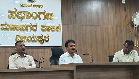 ವಿಜಯಪುರ ನಗರದ ಮಹಾನಗರ ಪಾಲಿಕೆಯ ಸಭಾಂಗಣದಲ್ಲಿ ಮೇಯರ್ ಎಂ.ಎಸ್. ಕರಡಿ ಅಧಿಕಾರಿಗಳ ಸಭೆ ನಡೆಸಿದರು. ಪಾಲಿಕೆ ಆಯುಕ್ತ ವಿಜಯ ಮೆಕ್ಕಳಕಿ ಇದ್ದಾರೆ.