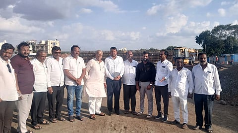 ವಿಜಯಪುರ ಗಣೇಶನಗರದ ಹೊರವಲಯದಲ್ಲಿ ನಿರ್ಮಾಣಗೊಳ್ಳುತ್ತಿರುವ 6 ಪಥದ ಕೆಳಸೇತುವೆ ನಿರ್ಮಾಣ ಕಾಮಗಾರಿಯನ್ನು ಸಂಸದ ರಮೇಶ ಜಿಗಜಿಣಗಿ ಪರಿಶೀಲನೆ ನಡೆಸಿದರು. ಮುಖಂಡರಾದ ಭೀಮಾಶಂಕರ ಹದನೂರ, ಉಮೇಶ ಕೋಳಕೂರ, ಸಂಜೀವ ಐಹೊಳಿ ಮತ್ತಿತರರಿದ್ದಾರೆ.