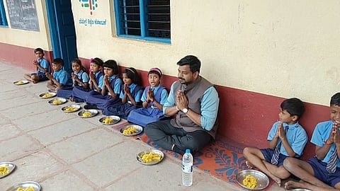 ವಿಜಯಪುರ ತಾಲೂಕಿನ ಹಿಟ್ಟಿನಹಳ್ಳಿ ಗ್ರಾಮದಲ್ಲಿ ಸಿಇಒ ರಿಷಿ ಆನಂದ ಅವರು ಮಕ್ಕಳಲ್ಲಿ ಮಕ್ಕಳಾಗಿ ಬೆರೆತ ಕ್ಷಣ.