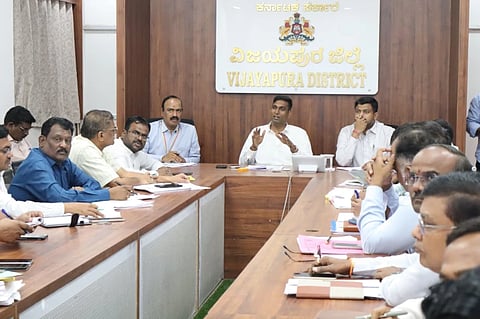 ವಿಜಯಪುರ ಜಿಲ್ಲಾಡಳಿತ ಕಚೇರಿ ಸಭಾಂಗಣದಲ್ಲಿ ಜಿಲ್ಲಾಧಿಕಾರಿ ಡಾ.ಆನಂದ ಕೆ ಅಧ್ಯಕ್ಷತೆಯಲ್ಲಿ ಜಿಲ್ಲಾ ವಿಪತ್ತು ನಿರ್ವಹಣಾ ಪ್ರಾಧಿಕಾರದ ಸಭೆ ನಡೆಯಿತು. ಜಿಪಂ ಸಿಇಒ ರಿಷಿ ಆನಂದ, ಪಾಲಿಕೆ ಆಯುಕ್ತ ವಿಜಯ ಮೆಕ್ಕಳಕಿ, ಯೋಜನಾ ನಿರ್ದೇಶಕ ಬದ್ರುದ್ದಿನ್ ಸೌದಾಗರ್ ಇತರರಿದ್ದಾರೆ. 