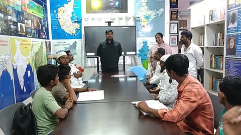 ತಿಕೋಟಾ ತಾಲೂಕಿನ ತೊರವಿ ಗ್ರಾಮ ಪಂಚಾಯಿತಿಗೆ ಸಿಇಒ ರಿಷಿ ಆನಂದ ಭೇಟಿ ನೀಡಿ ಪರಿಶೀಲಿಸಿದರು. ಗ್ರಾಮ ಪಂಚಾಯತಿ ಅಭಿವೃದ್ಧಿ ಅಧಿಕಾರಿ ರಾಜಶ್ರೀ ತುಂಗಳ ಹಾಗೂ ಸಿಬ್ಬಂದಿ ಇದ್ದಾರೆ.