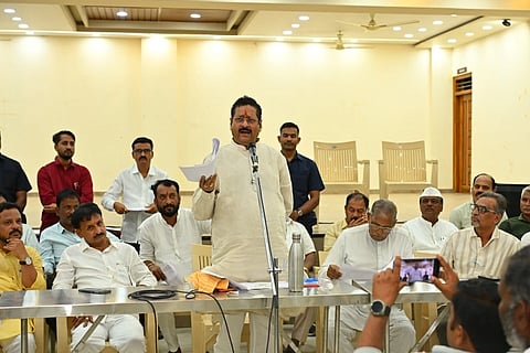 ವಿಜಯಪುರ ನಗರದ ಸಿದ್ಧೇಶ್ವರ ಸಂಸ್ಥೆಯ ಶಿವಾನುಭವ ಮಂಟಪದಲ್ಲಿ ನಡೆದ ಹಿಂದೂ ಮುಖಂಡರು, ಕಾರ್ಯಕರ್ತರ ಸಭೆಯಲ್ಲಿ ಶಾಸಕ ಬಸನಗೌಡ ಪಾಟೀಲ ಯತ್ನಾಳ ಮಾತನಾಡಿದರು. ಪಾಲಿಕೆ ಸದಸ್ಯರಾದ ರಾಜಶೇಖರ ಮಗಿಮಠ, ಶಿವರುದ್ರ ಬಾಗಲಕೋಟ, ಪ್ರೇಮಾನಂದ ಬಿರಾದಾರ ಇತರರಿದ್ದಾರೆ.