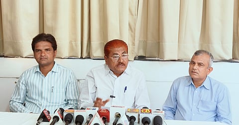 ವಿಜಯಪುರ ನಗರದ ಖಾಸಗಿ ಹೊಟೇಲ್‌ನಲ್ಲಿ ಕೆಪಿಸಿಸಿ ವಕ್ತಾರ ಎಸ್.ಎಂ. ಪಾಟೀಲ ಗಣಿಹಾರ ಸುದ್ದಿಗೋಷ್ಠಿ ನಡೆಸಿದರು. ಮುಖಂಡರಾದ ರವಿ ಬಿರಾದಾರ, ಫಯಾಜ್ ಕಲಾದಗಿ ಇದ್ದರು.