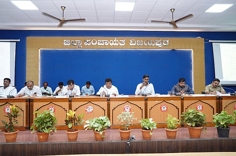 ವಿಜಯಪುರ ಜಿಲ್ಲಾ ಪಂಚಾಯಿತಿ ಸಭಾಂಗಣದಲ್ಲಿ ಸಚಿವ ಎಂ.ಬಿ. ಪಾಟೀಲರು ವಿಪತ್ತು ನಿರ್ವಹಣಾ ಪ್ರಾಧಿಕಾರದ ಸಭೆ ನಡೆಸಿದರು. ಶಾಸಕರಾದ ವಿಠಲ ಕಟಕದೊಂಡ, ರಾಜುಗೌಡ ಪಾಟೀಲ, ವಿಡಿಎ ಅಧ್ಯಕ್ಷ ಗಂಗಾಧರ ಸಂಬಣ್ಣಿ ಇತರರಿದ್ದಾರೆ.