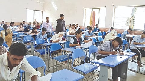 ವಿಜಯಪುರ ನಗರದ ಎಸ್‌ಎಸ್‌ಎಲ್‌ಸಿ ಪರೀಕ್ಷಾ ಕೇಂದ್ರಕ್ಕೆ ಜಿಪಂ ಸಿಇಒ ರಿಷಿ ಆನಂದ ಭೇಟಿ ನೀಡಿ ಪರಿಶೀಲಿಸಿದರು.