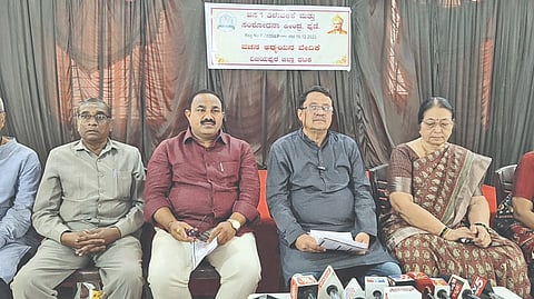 ವಿಜಯಪುರ ನಗರದಲ್ಲಿ ಬಸವ ತಿಳಿವಳಿಕೆ ಕೇಂದ್ರದ ಡಾ. ಶಶಿಕಾಂತ ಪಟ್ಟಣ ಸುದ್ದಿಗೋಷ್ಠಿ ನಡೆಸಿದರು. ಡಾ.ಸರಸ್ವತಿ ಪಾಟೀಲ, ರೇಣುಕಾ ಪಾಟೀಲ, ಆರ್.ಎಸ್. ಬಿರಾದಾರ ಇತರರಿದ್ದಾರೆ.