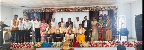 ವಿಜಯಪುರ ನಗರದ ನವಭಾಗ ಸರ್ಕಾರಿ ಪ್ರಥಮ ದರ್ಜೆ ಕಾಲೇಜಿನಲ್ಲಿ ಹಮ್ಮಿಕೊಳ್ಳಲಾಗಿದ್ದ 2025-26ನೇ ಶೈಕ್ಷಣಿಕ ಸಾಲಿನ ಪಠ್ಯೇತರ ಚಟುವಟಿಕೆಗಳ ಸಮಾರೋಪ ಸಮಾರಂಭ, ಸ್ನಾತಕ ಮತ್ತು ಸ್ನಾತಕೋತ್ತರ ಅಂತಿಮ ವರ್ಷದ ವಿದ್ಯಾರ್ಥಿಗಳ ಬೀಳ್ಕೊಡುಗೆ ಸಮಾರಂಭದಲ್ಲಿ ಸಾಧನೆಗೈದ ವಿದ್ಯಾರ್ಥಿಗಳಿಗೆ ಪ್ರಮಾಣ ಪತ್ರ ಮತ್ತು ನೆನಪಿನ ಕಾಣಿಕೆ ನೀಡಲಾಯಿತು. ರಮೇಶ ಹಾದಿಮನಿ, ಪ್ರಾಂಶುಪಾಲ ಡಾ.ಎ.ಐ. ಹಂಜಗಿ, ಎಂ.ಎನ್. ದಿಂಡೂರ ಇತರರಿದ್ದಾರೆ.