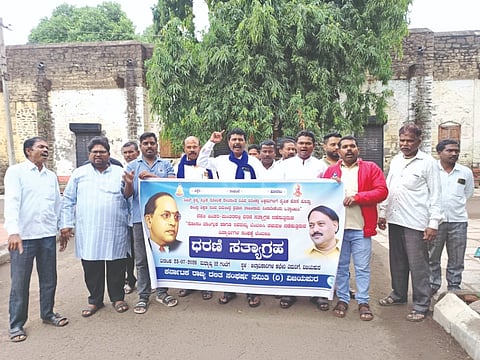 ವಿಜಯಪುರ ನಗರದ ಜಿಲ್ಲಾಡಳಿತ ಕಚೇರಿ ಎದುರು ರಾಜ್ಯ ದಲಿತ ಸಂಘರ್ಷ ಸಮಿತಿ (ಡಾ. ಡಿ.ಜಿ. ಸಾಗರ ಬಣ) ಪದಾಧಿಕಾರಿಗಳು ಪ್ರತಿಭಟನೆ ನಡೆಸಿದರು. ಸಿದ್ದು ರಾಯಣ್ಣನವರ, ರಮೇಶ ದರಣಾಕರ, ಮಹಾಂತೇಶ ಸಾಸಬಾಳ ಇತರರಿದ್ದಾರೆ.