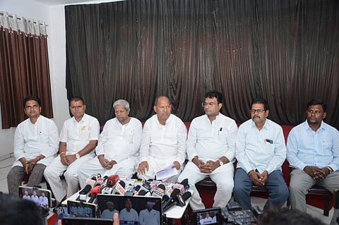 ವಿಜಯಪುರ ನಗರದ ಖಾಸಗಿ ಹೊಟೇಲ್‌ನಲ್ಲಿ ಕಾಂಗ್ರೆಸ್‌ನ ಮುಖಂಡ ಅಬ್ದುಲ್‌ಹಮೀದ್ ಮುಶ್ರೀಫ್ ಸುದ್ದಿಗೋಷ್ಠಿ ನಡೆಸಿದರು. ಮುಖಂಡರಾದ ಚಂದ್ರಶೇಖರ ಕೊಡಬಾಗಿ, ಡಾ.ಗಂಗಾಧರ ಸಂಬಣ್ಣಿ, ಅಪ್ಪು ಪೂಜಾರಿ ಇತರರಿದ್ದಾರೆ.