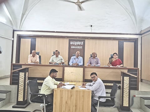 ವಿಜಯಪುರ ಜಿಲ್ಲಾಡಳಿತ ಕಚೇರಿಯಲ್ಲಿ ಅಪರ ಜಿಲ್ಲಾಧಿಕಾರಿ ಡಾ.ಔದ್ರಾಮ್ ಅಂಗವಿಕಲರ ಕುಂದು-ಕೊರತೆಗಳ ಸಭೆ ನಡೆಸಿದರು. ಅಂಗವಿಕಲರ ಕಲ್ಯಾಣಾಧಿಕಾರಿ ಜಗದೀಶ ಕೆ, ಡಿಎಚ್‌ಒ ಡಾ. ಸಂಪತ್ ಗುಣಾರಿ ಇತರರಿದ್ದಾರೆ.