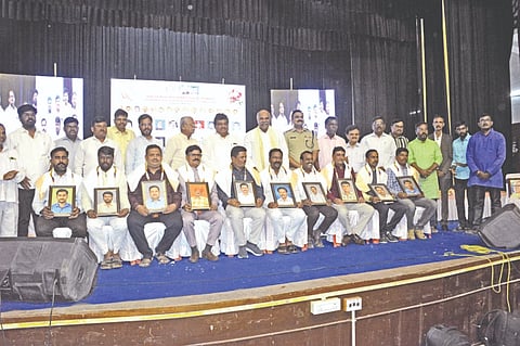 ವಿಜಯಪುರ ನಗರದ ಕಂದಗಲ್ಲ ಹನುಮಂತರಾಯ ರಂಗಮಂದಿರದಲ್ಲಿ ನಡೆದ ಕಾನಿಪ ಜಿಲ್ಲಾ ಘಟಕದ ಪದಾಧಿಕಾರಿಗಳ ಪದಗ್ರಹಣ ಸಮಾರಂಭದಲ್ಲಿ ನೂತನ ಪದಾಧಿಕಾರಿಗಳನ್ನು ಸನ್ಮಾನಿಸಿ ಗೌರವಿಸಲಾಯಿತು. ಸಚಿವ ಡಾ.ಎಂ.ಬಿ. ಪಾಟೀಲ, ಸಂಸದ ರಮೇಶ ಜಿಗಜಿಣಗಿ, ಎಸ್‌ಪಿ ಲಕ್ಷ್ಮಣ ನಿಂಬರಗಿ ಮತ್ತಿತರರಿದ್ದಾರೆ.