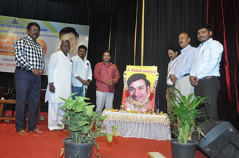 ವಿಜಯಪುರ ನಗರದ ಕದಂಗಲ್ಲ ಹನುಮಂತರಾಯ ರಂಗಮಂದಿರದಲ್ಲಿ ಡಾ.ರಾಜಕುಮಾರ ಜಯಂತಿ ಆಚರಿಸಲಾಯಿತು. ಅಪರ ಜಿಲ್ಲಾಧಿಕಾರಿ ಡಾ.ಔದ್ರಾಮ್, ಪತ್ರಕರ್ತರಾದ ಅಶೋಕ ಯಡಹಳ್ಳಿ, ಪರಶುರಾಮ ಭಾಸಗಿ, ಶೇಖ್ ಮಾಸ್ತರ್ ಇತರರಿದ್ದಾರೆ. 