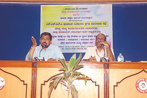 ವಿಜಯಪುರ ನಗರದ ಜಿಲ್ಲಾ ಪಂಚಾಯಿತಿ ಸಭಾಂಗಣದಲ್ಲಿ ಜಿಪಂ ಸಿಇಒ ರಿಷಿ ಆನಂದ ಸಭೆ ನಡೆಸಿದರು. ಡಿಡಿಪಿಐ ವೀರಯ್ಯಾ ಸಾಲಿಮಠ ಇದ್ದಾರೆ.