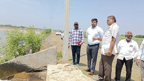 ಇಂಡಿ ತಾಲೂಕಿನ ಹೊರ್ತಿಯಲ್ಲಿ ಬಹುಹಳ್ಳಿ ಕುಡಿಯುವ ನೀರಿನ ಯೋಜನೆಯನ್ನು ಜಿಪಂ ಸಿಇಒ ರಿಷಿ ಆನಂದ ಪರಿಶೀಲಿಸಿದರು. ಅಭಿಯಂತರ ಸಂಜಯ ಕೋಟೆನ್ನವರ, ರಾಮಚಂದ್ರ ಬಂಡಿ, ಶಾಖಾಧಿಕಾರಿ ಚಂದ್ರಶೇಖರ ಚವಾಣ್ ಇದ್ದಾರೆ.