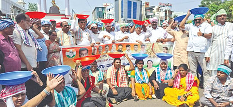 ವಿಜಯಪುರ ನಗರದ ಮಹಾತ್ಮ ಗಾಂಧಿ ವೃತ್ತದಲ್ಲಿ ಕಾಂಗ್ರೆಸ್ ಕಾರ್ಯಕರ್ತರು ವಿಬಿಜಿ ರಾಮ್ ಜಿ ವಿರೋಽಸಿ ಪ್ರತಿಭಟಿಸಿದರು. ಮುಖಂಡರಾದ ಅಬ್ದುಲ್‌ಹಮೀದ್ ಮುಶ್ರೀ-ï, ಎಸ್.ಎಂ. ಪಾಟೀಲ ಗಣಿಹಾರ, ಮಹ್ಮದ್‌ರಫೀಕ್ ಟಪಾಲ ಇತರರಿದ್ದಾರೆ.