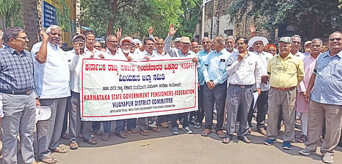 ವಿಜಯಪುರ ಜಿಲ್ಲಾಡಳಿತ ಕಚೇರಿ ಎದುರು ಆಲ್ ಇಂಡಿಯಾ ಸ್ಟೇಟ್ ಪೆನ್ಶನ್ ಫೆಡರೇಶನ್ ನೇತೃತ್ವ ಪ್ರತಿಭಟನೆ ನಡೆಯಿತು. ನಿವೃತ್ತ ನೌಕರರ ಒಕ್ಕೂಟದ ಸಂಚಾಲಕ ಸುರೇಶ ಜೀಬಿ, ಜಿಲ್ಲಾಧ್ಯಕ್ಷ ಚಂದ್ರಶೇಖರ ಲೇಂಡಿ, ಗಿರೀಶ ಕಿರಸೂರ ಇತರರಿದ್ದಾರೆ.