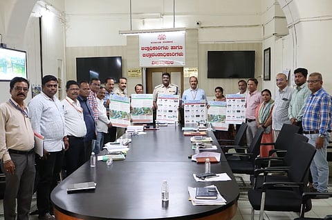 ವಿಜಯಪುರ ಜಿಲ್ಲಾಧಿಕಾರಿ ಕಚೇರಿ ಸಭಾಂಗಣದಲ್ಲಿ ಪ್ರಾಣಿ ಕಲ್ಯಾಣ ಮಂಡಳಿಯಿಂದ ಕರಪತ್ರಗಳನ್ನು ಬಿಡುಗಡೆಗೊಳಿಸಲಾಯಿತು. ಎಎಸ್‌ಪಿ ರಾಮಗೌಡ ಹಟ್ಟಿ, ಅಪರ ಜಿಲ್ಲಾಧಿಕಾರಿ ಡಾ. ಔದ್ರಾಮ್, ಡಾ. ಪ್ರಲ್ಹಾದ್ ಪಾಟೀಲ ಇತರರಿದ್ದಾರೆ.