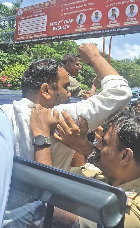 ವಿಜಯಪುರ ನಗರದಲ್ಲಿ ಹೋರಾಟಗಾರ ಶ್ರೀನಾಥ್ ಪೂಜಾರಿಯನ್ನು ಪೊಲೀಸರು ವಶಕ್ಕೆ ಪಡೆದರು.