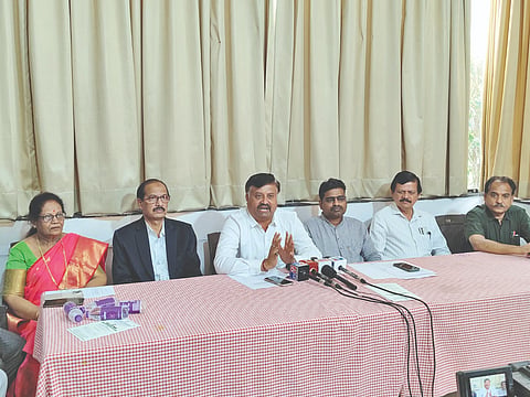 ವಿಜಯಪುರ ನಗರದ ಖಾಸಗಿ ಹೋಟೆಲ್‌ನಲ್ಲಿ ರಾಜೀವ ಗಾಂಧಿ ವೈದ್ಯಕೀಯ ವಿವಿ ಸೆನೆಟ್ ಸದಸ್ಯ ಸಂತೋಷ ಇಂಡಿ ಸುದ್ದಿಗೋಷ್ಠಿ ನಡೆಸಿದರು. ಆರ್‌ಕೆಎಂ ಶಿಕ್ಷಣ ಸಂಸ್ಥೆಯ ಪ್ರಧಾನ ಕಾರ್ಯದರ್ಶಿ ಶಂಭುಲಿಂಗಯ್ಯ ಕರ್ಪೂರಮಠ, ಡಾ. ಎನ್.ಎಂ. ರುದ್ರಗೌಡರ, ಡಾ. ಮೊಹ್ಮದ್ ಶಫೀ ಇತರರಿದ್ದಾರೆ.