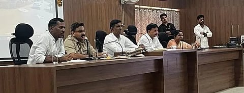 ವಿಜಯಪುರ ಮಹಾನಗರ ಪಾಲಿಕೆ ಸಭಾಂಗಣದಲ್ಲಿ ಜಿಲ್ಲಾಧಿಕಾರಿ ಡಾ.ಆನಂದ ಕೆ ಅವರು ಸಭೆ ನಡೆಸಿದರು. ಎಸ್‌ಪಿ ಲಕ್ಷ್ಮಣ ನಿಂಬರಗಿ, ಆಯುಕ್ತ ವಿಜಯ ಮೆಕ್ಕಳಕಿ, ಮೇಯರ್ ಎಂ.ಎಸ್. ಕರಡಿ ಇತರರಿದ್ದಾರೆ.