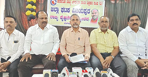 ವಿಜಯಪುರ ನಗರದ ಖಾಸಗಿ ಹೋಟೆಲ್‌ನಲ್ಲಿ ಕರ್ನಾಟಕ ರಾಜ್ಯ ಪ್ರಾಥಮಿಕ ಶಾಲಾ ಶಿಕ್ಷಕರ ಸಂಘದ ಜಿಲ್ಲಾ ಘಟಕದ ಅಧ್ಯಕ್ಷ ಅರ್ಜುನ ಲಮಾಣಿ ಸುದ್ದಿಗೋಷ್ಠಿ ನಡೆಸಿದರು. ಪ್ರಮುಖರಾದ ಅಲ್ಲಾಭಕ್ಷ ವಾಲಿಕಾರ, ಶರಣಬಸು ಬೇನೂರ, ಹನುಮಂತ ಕೊಳಗಿ ಇದ್ದಾರೆ.
