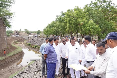 ವಿಜಯಪುರ ನಗರದ ಅಭಿವೃದ್ಧಿ ಕಾಮಗಾರಿಗಳನ್ನು ಸಚಿವ ಎಂ.ಬಿ. ಪಾಟೀಲ ಪರಿಶೀಲಿಸಿದರು. ಜಿಲ್ಲಾಧಿಕಾರಿ ಡಾ.ಆನಂದ ಕೆ, ಆಯುಕ್ತ ವಿಜಯ ಮೆಕ್ಕಳಕಿ ಇತರರಿದ್ದಾರೆ.