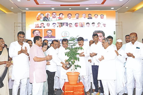 ವಿಜಯಪುರ ನಗರದ ಕಿತ್ತೂರು ರಾಣಿ ಚನ್ನಮ್ಮ ಸಭಾಂಗಣದಲ್ಲಿ ಜಿ¯್ಲÁ ಕಾಂಗ್ರೆಸ್ ಸಮಿತಿಯಿಂದ ಆಯೋಜಿಸಿದ್ದ ಎಸ್‌ಐಆರ್ ಜಾಗೃತಿ ಕಾರ್ಯಾಗಾರವನ್ನು ಸಚಿವ ಎಂ.ಬಿ. ಪಾಟೀಲ ಉದ್ಘಾಟಿಸಿದರು. ವಿಧಾನ ಪರಿಷತ್ ಸದಸ್ಯ ಸುನೀಲಗೌಡ ಪಾಟೀಲ, ಜಿ¯್ಲÁಧ್ಯಕ್ಷ ಮಲ್ಲಿಕಾರ್ಜುನ ಲೋಣಿ, ಶಾಸಕ ವಿಠಲ ಕಟಕದೊಂಡ ಇತರರಿದ್ದಾರೆ.