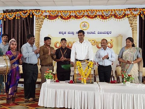 ವಿಜಯಪುರ ನಗರದ ಸರ್ಕಾರಿ ಪ್ರಥಮ ದರ್ಜೆ ಕಾಲೇಜಿನ ಸಭಾಂಗಣದಲ್ಲಿ ಆಯೋಜಿಸಿದ್ದ ‘ಯುವ ಸೌರಭ’ ಸಾಂಸ್ಕೃತಿಕ ಕಾರ್ಯಕ್ರಮವನ್ನು ಜಿಲ್ಲಾಧಿಕಾರಿ ಡಾ. ಆನಂದ .ಕೆ ಉದ್ಘಾಟಿಸಿದರು. ಕ್ರೀಡಾಧಿಕಾರಿ ರಾಜಶೇಖರ ಧೈವಾಡಿ, ವಾರ್ತಾಧಿಕಾರಿ ಅಮರೇಶ ದೊಡಮನಿ ಇತರರಿದ್ದಾರೆ.