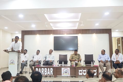 ವಿಜಯಪುರ ನಗರದ ವಿ.ಬಿ. ದರಬಾರ ಪದವಿ ಪೂರ್ವ ಕಾಲೇಜಿನಲ್ಲಿ ಆಯೋಜಿಸಿದ್ದ ಪರೀಕ್ಷೆಯ ಪೂರ್ವಭಾವಿ ಸಭೆಯ ಅಧ್ಯಕ್ಷತೆ ವಹಿಸಿ ಜಿಲ್ಲಾಧಿಕಾರಿ ಡಾ. ಆನಂದ ಕೆ ಮಾತನಾಡಿದರು. ಅಪರ ಜಿಲ್ಲಾಧಿಕಾರಿ ಡಾ.ಔದ್ರಾಮ್, ಎಸ್‌ಪಿ ಲಕ್ಷ್ಮಣ ನಿಂಬರಗಿ ಇತರರಿದ್ದಾರೆ.