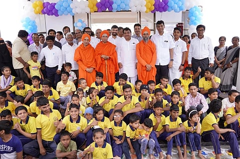 ವಿಜಯಪುರ ನಗರದ ಪ್ರಕೃತಿ ಕಾಲನಿಯಲ್ಲಿ ಬಿಎಲ್ಡಿಇ ಸಂಸ್ಥೆ ಮತ್ತು ಸಂಭವ ಶೈಕ್ಷಣಿಕ ಮತ್ತು ಸಾಂಸ್ಕೃತಿಕ ಟ್ರಸ್ಟ್ ವತಿಯಿಂದ ಪ್ರಾರಂಭಿಸಲಾಗಿರುವ ಬಿಎಲ್‌ಡಿಇ- ರಘುಕುಲ ಸಮನ್ವಯ ಶಾಲೆ ಉದ್ಟಾಟನೆಯನ್ನು ಸಚಿವ ಎಂ.ಬಿ. ಪಾಟೀಲ ನೆರವೇರಿಸಿದರು. ವಿಪ ಸದಸ್ಯ ಸುನೀಲಗೌಡ ಪಾಟೀಲ, ಮಾಜಿ ಶಾಸಕ ರಾಜು ಆಲಗೂರ, ಸೋಮನಗೌಡ ಪಾಟೀಲ, ವಿಜಯಪುರ ನಗರಾಭಿವೃದ್ಧಿ ಪ್ರಾಧಿಕಾರದ ಅಧ್ಯಕ್ಷ ಡಾ. ಗಂಗಾಧರ ಎಸ್.ಸಂಬಣ್ಣಿ ಇತರರಿದ್ದಾರೆ.
