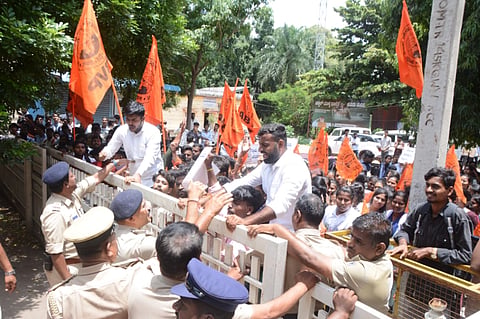 ವಿಜಯಪುರ ಜಿಲ್ಲಾಡಳಿತ ಕಚೇರಿ ಎದುರು ಎಬಿವಿಪಿ ನೇತೃತ್ವದಲ್ಲಿ ವಿದ್ಯಾರ್ಥಿಗಳು ಪ್ರತಿಭಟನೆ ನಡೆಸಿದರು. ವಿಭಾಗ ಸಂಘಟನಾ ಕಾರ್ಯದರ್ಶಿ ಹರ್ಷ ನಾಯಕ, ಸಂದೀಪ ಅರಳಗುಂಡಿ, ಹಣಮಂತ ಹಳ್ಳೂರ ಇತರರಿದ್ದಾರೆ.
