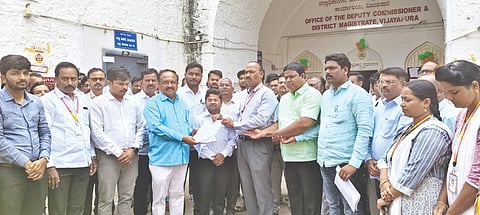 ವಿಜಯಪುರ ಜಿಲ್ಲಾಡಳಿತಕ್ಕೆ ಸರ್ಕಾರಿ ನೌಕರರ ಸಂಘದ ಜಿಲ್ಲಾಧ್ಯಕ್ಷ ಸುರೇಶ ಶಡಶ್ಯಾಳ ನೇತೃತ್ವದಲ್ಲಿ ಮನವಿ ಸಲ್ಲಿಸಲಾಯಿತು. ಸಂಘದ ಪ್ರಮುಖರಾದ ರಾಜಶೇಖರ ದೈವಾಡಿ, ವಿಜಯಕುಮಾರ ಹತ್ತಿ, ಜುಬೇರ ಕೆರೂರ ಇತರರಿದ್ದಾರೆ.