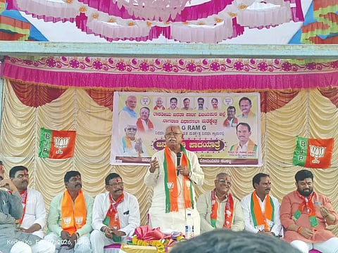ಚಡಚಣ ತಾಲೂಕಿನ ನಿವರಗಿ ಗ್ರಾಮದಲ್ಲಿ ನಡೆದ ಜಾಗೃತಿ ಕಾರ್ಯಕ್ರಮವನ್ನುದ್ದೇಶಿಸಿ ಸಂಸದ ರಮೇಶ ಜಿಗಜಿಣಗಿ ಮಾತನಾಡಿದರು. ಮುಖಂಡರಾದ ಸಂಜೀವ ಐಹೊಳಿ, ಮಳುಗೌಡ ಪಾಟೀಲ, ಭೀಮನಗೌಡ ಬಿರಾದಾರ ಇತರರಿದ್ದಾರೆ.