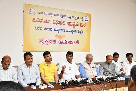 ವಿಜಯಪುರ ನಗರದಲ್ಲಿ ವಿಪ ಸದಸ್ಯ ಸುನೀಲಗೌಡ ಪಾಟೀಲ ಸುದ್ದಿಗೋಷ್ಠಿ ನಡೆಸಿದರು. ಪ್ರಮುಖರಾದ ಅಭಿನವ ರುಣವಾಲ್, ಪ್ರೊ.ಜಯರಾಜ್, ಡಾ.ರಾಘವೇಂದ್ರ ಕುಲಕರ್ಣಿ ಇತರರಿದ್ದಾರೆ.