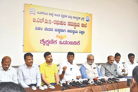  ವಿಜಯಪುರ ನಗರದಲ್ಲಿ ವಿಪ ಸದಸ್ಯ ಸುನೀಲಗೌಡ ಪಾಟೀಲ ಸುದ್ದಿಗೋಷ್ಠಿ ನಡೆಸಿದರು. ಪ್ರಮುಖರಾದ ಅಭಿನವ ರುಣವಾಲ್, ಪ್ರೊ. ಜಯರಾಜ್, ಡಾ. ರಾಘವೇಂದ್ರ ಕುಲಕರ್ಣಿ ಇತರರಿದ್ದಾರೆ.