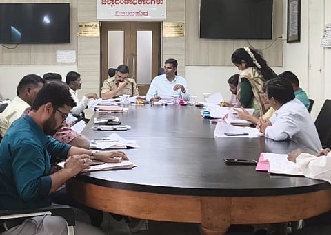 ವಿಜಯಪುರ ಜಿಲ್ಲಾಡಳಿತ ಕಚೇರಿ ಸಭಾಂಗಣದಲ್ಲಿ ಜಿಲ್ಲಾಧಿಕಾರಿ ಡಾ.ಆನಂದ ಕೆ ಅಧ್ಯಕ್ಷತೆಯಲ್ಲಿ ರಸ್ತೆ ಸುರಕ್ಷತಾ ಸಮಿತಿ ಸಭೆ ನಡೆಯಿತು. ಎಸ್‌ಪಿ ಲಕ್ಷ್ಮಣ ನಿಂಬರಗಿ, ವಿಜಯಪುರ ಎಸಿ ಗುರುನಾಥ ದಡ್ಡೆ, ಇಂಡಿ ಎಸಿ ಚಿದಾನಂದ ಗುರುಸ್ವಾಮಿ ಇತರರಿದ್ದಾರೆ.