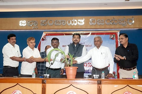 ವಿಜಯಪುರ ನಗರದ ಜಿಲ್ಲಾ ಪಂಚಾಯಿತಿ ಸಭಾಂಗಣದಲ್ಲಿ ಜಿಪಂ ಸಿಇಒ ರಿಷಿ ಆನಂದ ಕಾರ್ಯಾಗಾರ ಉದ್ಘಾಟಿಸಿದರು. ಉಪ ಕಾರ್ಯದರ್ಶಿ ಪ್ರಕಾಶ ವಡ್ಡರ, ಮುಖ್ಯ ಯೋಜನಾಧಿಕಾರಿ ಸಿ.ಬಿ. ಕುಂಬಾರ, ಮುಖ್ಯ ಲೆಕ್ಕಾಧಿಕಾರಿ ರಾಮಣ್ಣ ಅಥಣಿ ಇತರರಿದ್ದಾರೆ.