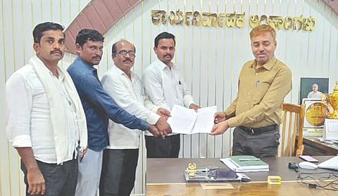 ಇಂಡಿ ತಾಲೂಕು ಪಂಚಾಯಿತಿಗೆ ಗುಬ್ಬೇವಾಡ ಗ್ರಾಮಸ್ಥರು ಮನವಿ ಸಲ್ಲಿಸಿದರು. ಮಹೇಂದ್ರ ಬನ್ನೆ, ಬೀರು ಕವಡಿ, ಮೋಹನ ತೇಲಿ, ಮಾದು ಆಲೂರ ಇತರರಿದ್ದಾರೆ.