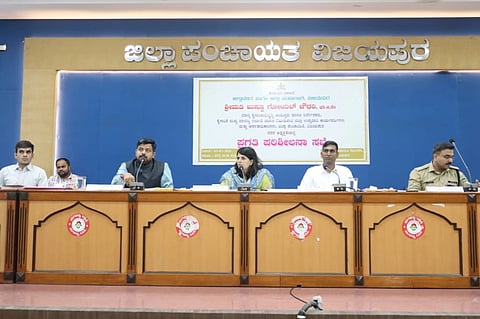 ವಿಜಯಪುರ ಜಿಲ್ಲಾ ಪಂಚಾಯಿತಿ ಸಭಾಂಗಣದಲ್ಲಿ ಉಸ್ತುವಾರಿ ಕಾರ್ಯದರ್ಶಿ ಖುಷ್ಬು ಗೋಯಲ್ ಚೌಧರಿ ಅವರು ಪ್ರಗತಿ ಪರಿಶೀಲನೆ ನಡೆಸಿದರು. ಜಿಲ್ಲಾಧಿಕಾರಿ ಡಾ. ಆನಂದ್ ಕೆ, ಜಿಪಂ ಸಿಇಒ ರಿಷಿ ಆನಂದ, ಎಸ್‌ಪಿ ಲಕ್ಷ್ಮಣ ನಿಂಬರಗಿ ಇತರರಿದ್ದಾರೆ.