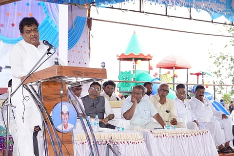 ತಿಕೋಟಾ ತಾಲೂಕಿನ ಕೋಟ್ಯಾಳ ಗ್ರಾಮದಲ್ಲಿ ನಿರ್ಮಾಣಗೊಂಡಿರುವ ಸುಸಜ್ಜಿತ ಶಾಲಾ ಕಟ್ಟಡದ ಉದ್ಘಾಟನೆ ನೆರವೇರಿಸಿ ಸಚಿವ ಎಂ.ಬಿ. ಪಾಟೀಲ ಮಾತನಾಡಿದರು. ಮುಖ್ಯ ಹಣಕಾಸು ಅಧಿಕಾರಿ ಭಾಸ್ಕರ ಆನಂದರಾವ, ಡಾ. ಹರಿ ಮರಾರ, ಆನಂದರಾವ ಕುಲಕರ್ಣಿ ಇತರರಿದ್ದಾರೆ.