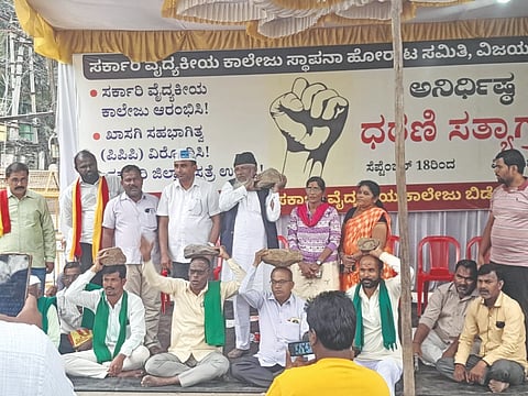 ವಿಜಯಪುರ ನಗರದ ಡಾ. ಬಿ.ಆರ್. ಅಂಬೇಡ್ಕರ್ ವೃತ್ತದಲ್ಲಿ `ಸರ್ಕಾರಿ ವೈದ್ಯಕೀಯ ಕಾಲೇಜು ಹೋರಾಟ ಸಮಿತಿ' ಪದಾಧಿಕಾರಿಗಳು ತಲೆ ಮೇಲೆ ಕಲ್ಲು ಹೊತ್ತು ಪ್ರತಿಭಟಿಸಿದರು. ಅರವಿಂದ ಕುಲಕರ್ಣಿ, ಮಲ್ಲಿಕಾರ್ಜುನ ಬಟಗಿ, ಸಿದ್ಧಲಿಂಗ ಬಾಗೇವಾಡಿ ಮತ್ತಿತರರಿದ್ದಾರೆ.
