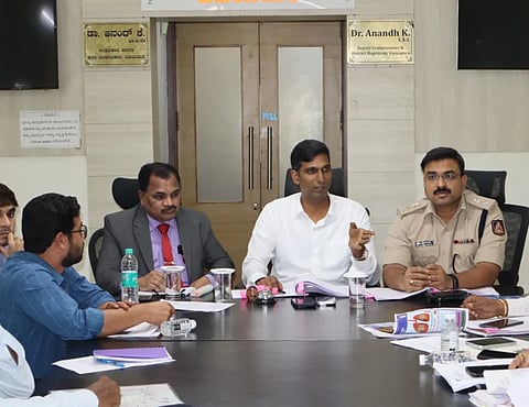 ವಿಜಯಪುರ ಜಿಲ್ಲಾಡಳಿತ ಕಚೇರಿ ಸಭಾಂಗಣದಲ್ಲಿ ಜಿಲ್ಲಾಧಿಕಾರಿ ಡಾ.ಆನಂದ ಕೆ ಅವರು ವಿವಿಧ ಸಮಿತಿಗಳ ಸಭೆ ನಡೆಸಿದರು. ಎಸ್‌ಪಿ ಲಕ್ಷ್ಮಣ ನಿಂಬರಗಿ, ಕಾನೂನು ಸೇವಾ ಪ್ರಾಧಿಕಾರದ ಸದಸ್ಯ ಕಾರ್ಯದರ್ಶಿ ಅರವಿಂದ ಹಾಗರಗಿ ಇದ್ದಾರೆ.